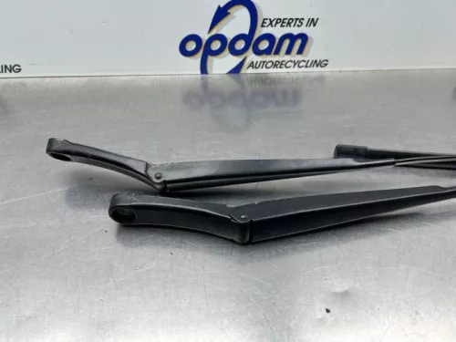 Ruitenwisserarm voor-8363993